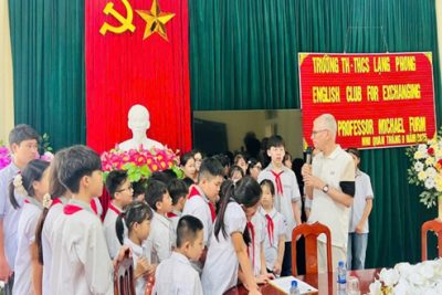 HỌC SINH TRƯỜNG TH&THCS LẠNG PHONG GIAO LƯU TIẾNG ANH VỚI GIÁO SƯ MICHAEL FURMANOVSKY ĐẾN TỪ VƯƠNG QUỐC ANH