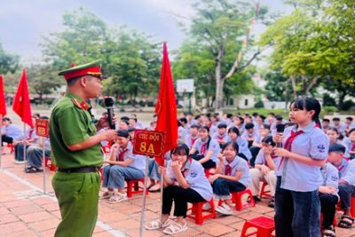 TRƯỜNG TIỂU HỌC VÀ THCS LẠNG PHONG TỔ CHỨC BUỔI TUYÊN TRUYỀN KIẾN THỨC VỀ AN TOÀN GIAO THÔNG ĐƯỜNG BỘ, BẠO LỰC HỌC ĐƯỜNG, VŨ KHÍ VẬT LIỆU NỔ, PHÒNG CHÁY CHỮA CHÁY, CỨU HỘ CỨU NẠN